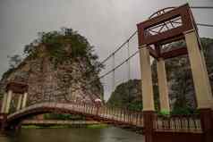 考县恩古石头公园美丽的岩石山木桥人行道沼泽著名的旅游吸引力叻丕府省泰国