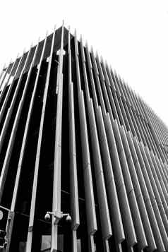 黑色的白色现代结构建筑摄影