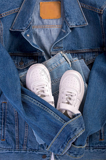 蓝色的牛仔布夹克白色皮革运动鞋白色背景清洁品牌服装模拟设计春天夏天衣服