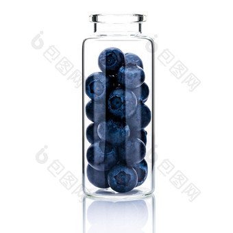 自制的皮肤护理蓝莓玻璃瓶孤立的白色背景