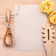 意大利食物概念菜单设计空白纸意大利面包木背景