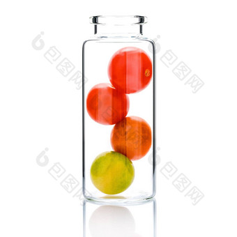 自制的皮肤护理樱桃番茄玻璃瓶隔离白色背景
