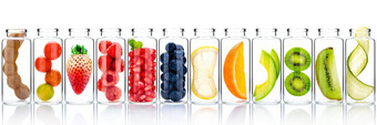 自制的皮肤护理水果成分鳄梨橙色蓝莓石榴猕猴桃柠檬片草莓树莓玻璃瓶孤立的白色背景
