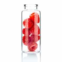 自制的皮肤护理树莓玻璃瓶隔离白色背景