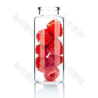 自制的皮肤护理树莓玻璃瓶隔离白色背景
