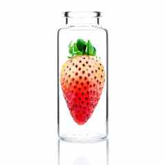 自制的皮肤护理新鲜的草莓玻璃瓶孤立的白色背景