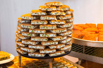 传统的土耳其甜点K碎面团烤糖浆压碎坚果