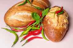 新鲜的面包表格红色的绿色辣椒辣椒