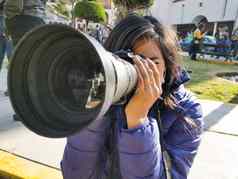 女人专业摄影师数码单反相机相机