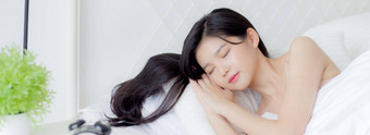 美丽的亚洲年轻的女人内衣睡眠说谎床上安慰快乐休闲卧室美亚洲女孩放松舒适的健康卧房首页生活方式概念