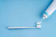 时尚牙刷软刷毛受欢迎的牙刷卫生趋势前视图管牙膏应用刷