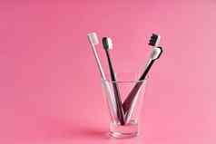 时尚牙刷软刷毛受欢迎的牙刷卫生趋势工具包牙刷玻璃粉红色的背景