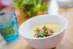 健康的新鲜的自制的西兰花汤油炸面包丁萝卜豆芽服务白色陶瓷碗