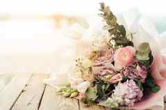 大美丽的花束新鲜的玫瑰eustomamatiola小苍兰桉树绣球花精致的粉红色的白色颜色木表格阳光复制空间