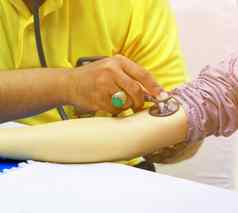 医生检查健康血压力手臂病人