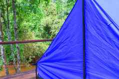 关闭帐篷蓝色的住宿野营放松森林