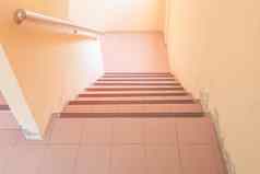 楼梯人行道平台地板上选择焦点浅深度场