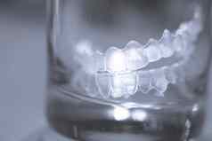 透明的牙对准器内部水晶玻璃