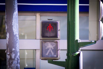 交通光街红色的信号行人