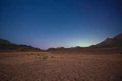 贫瘠的沙漠景观热气候晚上