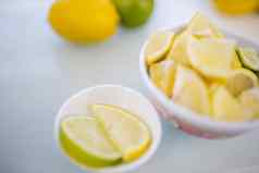 碗柠檬片水果表格