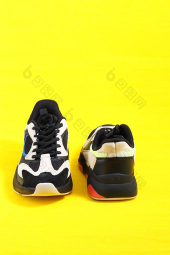 体育鞋子时尚的时尚运动鞋黄色的背景垂直图像
