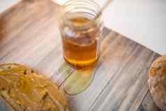 蜂蜜Jar片面包花生黄油木表格