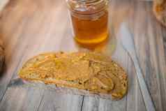 片面包花生黄油蜂蜜Jar木表格