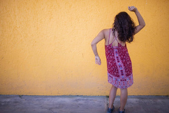 女人穿红色的衣服快乐跳舞前面<strong>墙</strong>