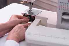 裁缝插入线程缝纫机