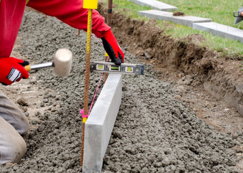 莱恩边路边半干的混凝土道路施工小径建设奠定基础穿<strong>安全手套</strong>