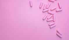 粉红色的抗生素胶囊药片传播粉红色的背景抗生素药物电阻制药行业医疗保健医学概念健康预算概念胶囊制造业行业