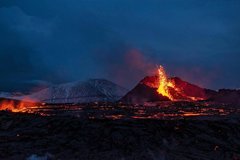 佛格拉达尔山火山火山喷发晚上冰岛