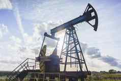 生产石油石油钻井平台蓝色的天空背景