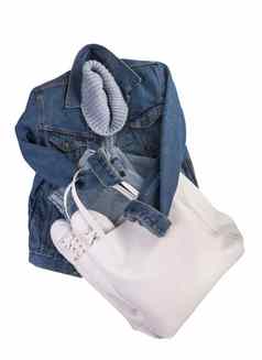 蓝色的牛仔布夹克白色皮革运动鞋白色袋白色背景清洁品牌服装模拟设计春天夏天衣服