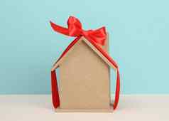 模型木房子系红色的丝绸丝带bluebackground概念真正的房地产购买
