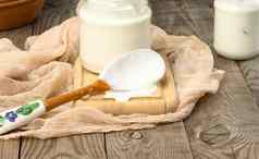 自制的酸奶玻璃透明的Jar木表格健康的发酵牛奶产品