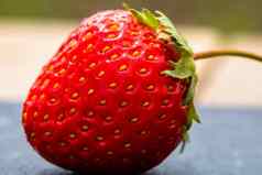关闭新鲜的草莓显示种子achenes细节新鲜的成熟的红色的草莓