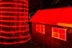 装饰房子红木树加兰红色的灯