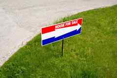 的房子销售的开放房子定向箭头绿色草坪上路转
