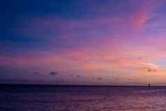 美丽日落海洋紫色的粉红色的橙色天空
