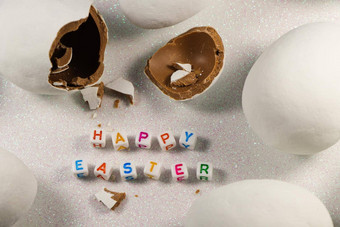 快乐复活节破碎的巧克力糖果蛋文本