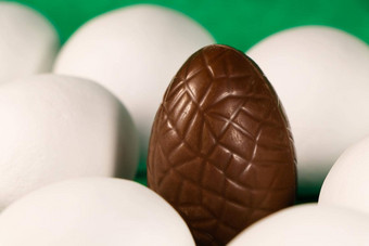 巧克力复活节蛋白色涂层鸡蛋