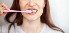 女孩牙套白色牙齿牙刷