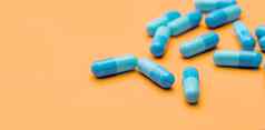 蓝色的抗生素胶囊药片传播黄色的背景抗生素药物电阻制药行业医疗保健医学概念健康预算概念胶囊制造业行业