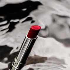 奢侈品红色的口红银背景化妆化妆品风格美概念