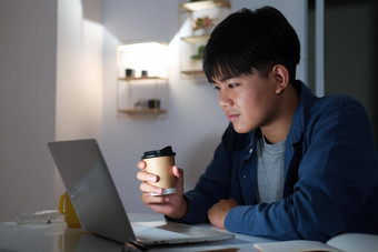 年轻的拼贴画男人。学习在线晚上首页