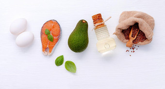 生酮低碳水化合物饮食概念成分健康的食物选择白色木背景