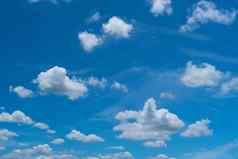 复制空间最小的概念夏天蓝色的天空白色云摘要背景