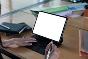 关闭手女商人数字平板电脑空白屏幕木桌子上
